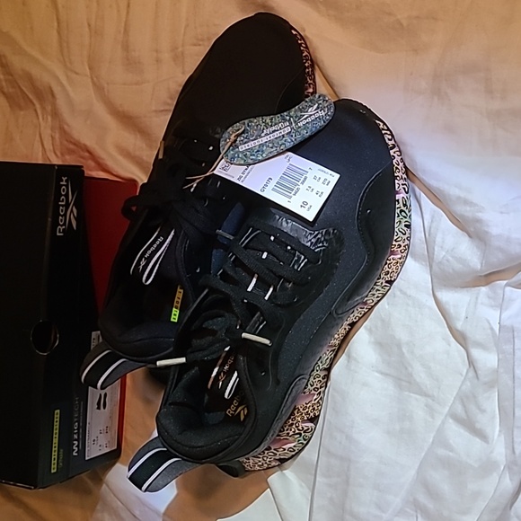 Sneakers - Picture 1 of 6